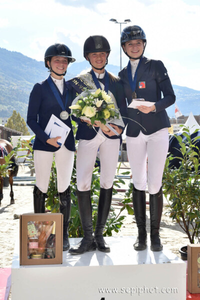 podium-J-R-818549